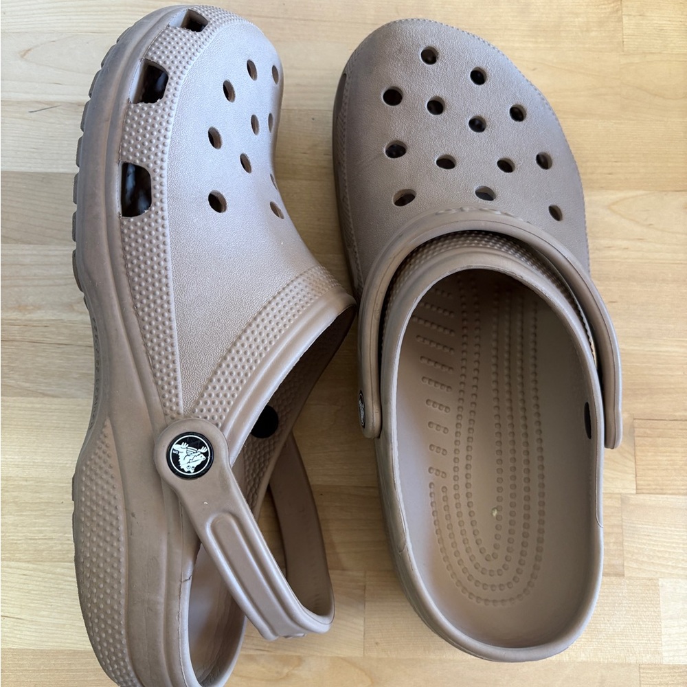 10 / 12 Crocs